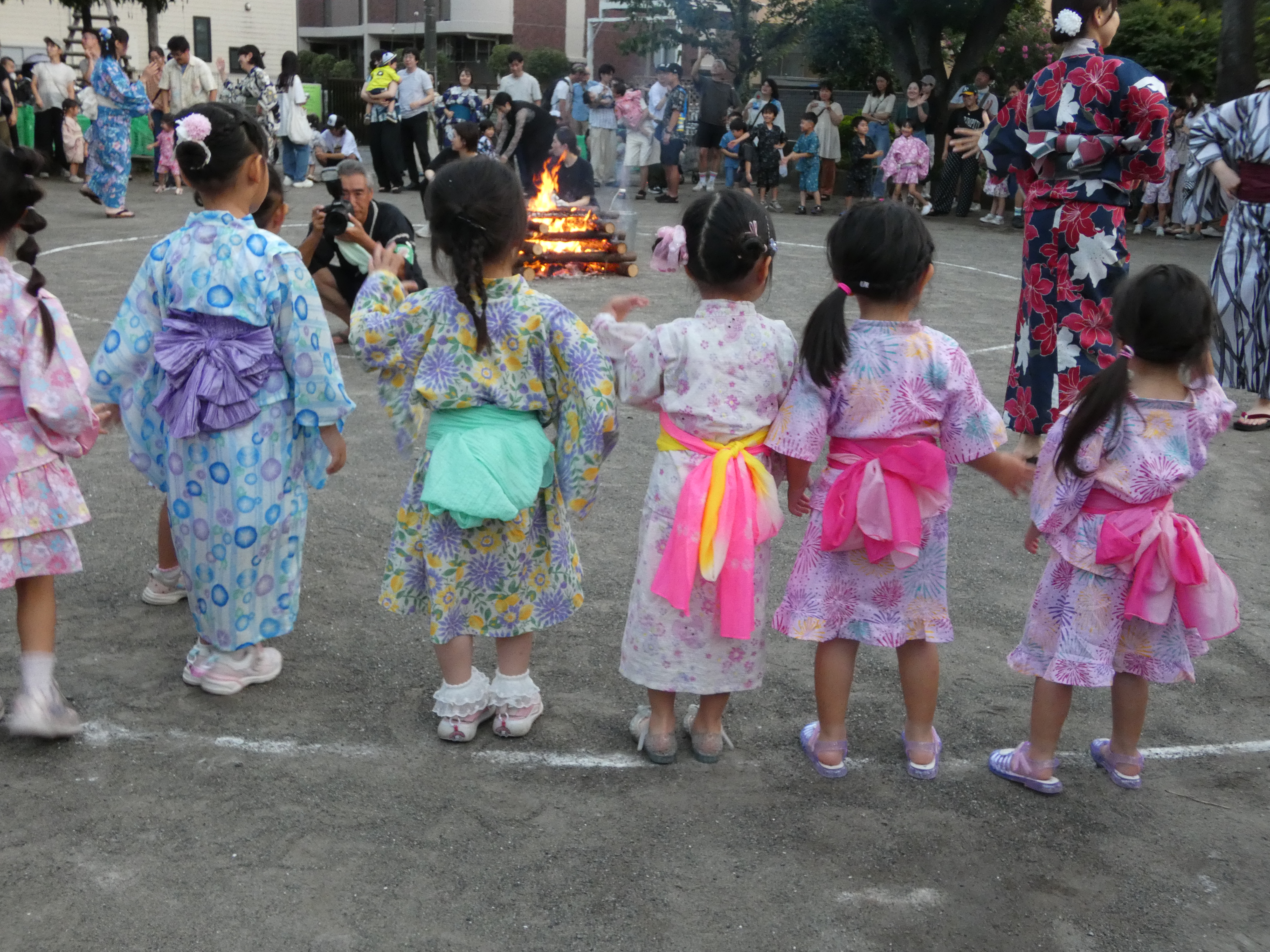 大焚火を囲んで歌や踊りを楽しみました✨